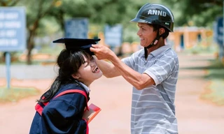 Khoảnh khắc ấm áp của nữ sinh bên cha trong ngày chụp ảnh kỷ yếu