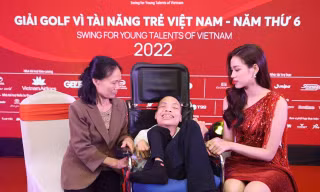 Khoảnh khắc ấn tượng của 5 chân dung tình nguyện tiêu biểu nhận giải thưởng 'Những trái tim hồng'