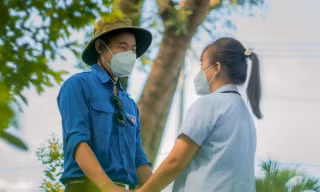 Bộ ảnh cưới đặc biệt của cặp đôi 9x cùng nhau đi tình nguyện chống dịch
