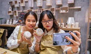 Giới trẻ Hà Nội say mê tự tay vẽ hộp bánh trung thu bằng gốm 