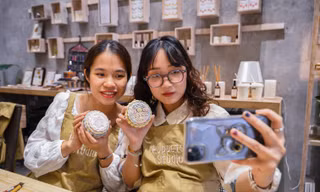 Giới trẻ Hà Nội say mê tự tay vẽ hộp bánh trung thu bằng gốm 