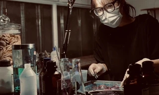 Đam mê độc lạ với 'tiêu bản nhuộm xương', cô gái 10x có hẳn phòng thí nghiệm tại nhà