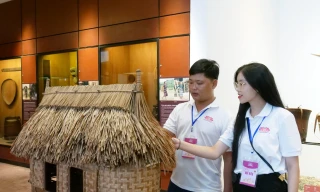 Đại biểu trẻ trải nghiệm nét đẹp văn hóa 54 dân tộc anh em