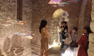 Bạn trẻ xếp hàng trải nghiệm không gian nghệ thuật bên trong công trình trăm tuổi ở Hà Nội