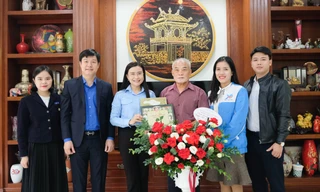 Bí thư T.Ư Đoàn thăm, chúc mừng Nguyên Thứ trưởng Bộ GD&ĐT nhân dịp 20/11