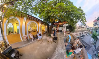 Giới trẻ rủ nhau check in tại quán cà phê đường tàu mới xuất hiện ở ga Long Biên