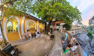 Giới trẻ rủ nhau check in tại quán cà phê đường tàu mới xuất hiện ở ga Long Biên