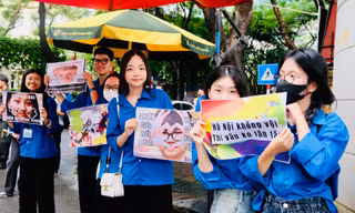 Tình nguyện viên in băng rôn hài hước cổ vũ sĩ tử vượt vũ môn 