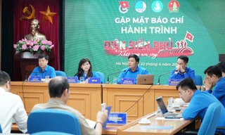'Chiến sĩ nhỏ Điện Biên' trải nghiệm đẩy xe đạp thồ, kéo pháo