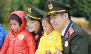 Đoàn thanh niên công an tỉnh Sơn La mang áo ấm tặng trẻ vùng cao