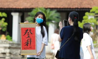 Bạn trẻ nô nức đến Văn Miếu xin chữ, cầu may trước kỳ thi THPT