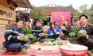 Chiến sĩ công an gói bánh chưng tặng bệnh nhân, gia đình khó khăn