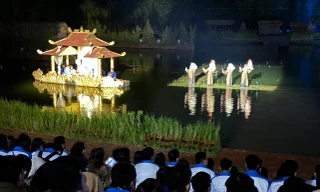 Đại biểu sinh viên thích thú trải nghiệm chương trình nghệ thuật Tinh hoa Bắc Bộ