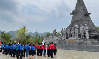 Hành trình Tôi yêu Tổ quốc tôi dâng hoa tại Tượng đài Bác Hồ với nhân dân các dân tộc tỉnh Lai Châu