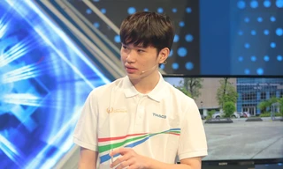 Clip Nguyễn Đình Duy Anh chia kẹo cho 3 bạn trong chung kết Olympia khiến dân mạng thích thú