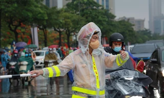 Cảnh sát giao thông đội mưa phân làn đảm bảo ATGT cho trận chung kết bóng đá nam SEA Games 31