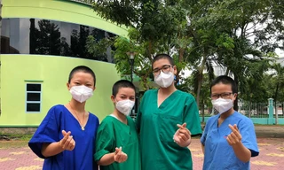 Từ không quen biết, 4 cô gái tuổi đôi mươi rủ nhau cạo tóc khi tình nguyện đi chống dịch