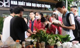 Giới trẻ Hà Nội nhận rác, tặng cây