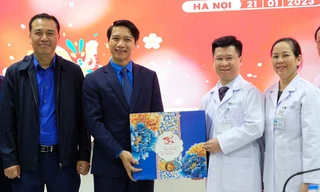 Bí thư thường trực T.Ư Đoàn Nguyễn Ngọc Lương thăm, chúc Tết y bác sĩ, bệnh nhân BV Nhi
