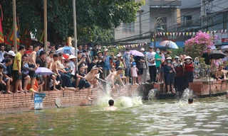 Hàng nghìn người vây kín ao chùa Triều Khúc xem ‘nắm bưởi, bắt vịt’