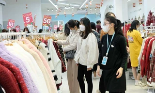 Bạn trẻ chen chân mua hàng giảm giá dịp Tết, 'hàng thùng' hút khách 