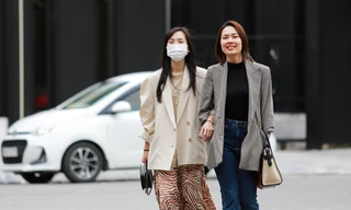 Người Hà Nội mặc áo rét ra đường giữa... mùa hè