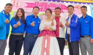 Cặp đôi mặc trang phục tự may đặc biệt trong ngày cưới