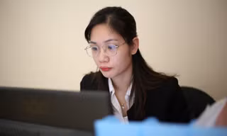 Khuyết 1 tay 1 chân, cô giáo 9x vẫn quyết tâm theo đuổi sự nghiệp trồng người