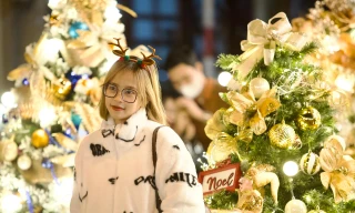 Bạn trẻ hào hứng xuống phố đón Giáng sinh sớm trong đợt rét đậm nhất từ đầu mùa