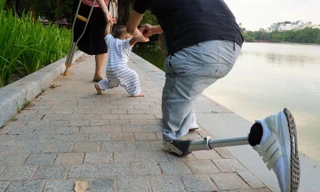 Khoảnh khắc 'dạy con tập đi' khiến cộng đồng mạng xúc động