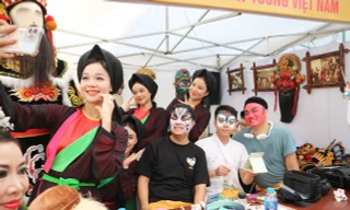 Bạn trẻ hào hứng tham gia ngày hội văn hóa ẩm thực hữu nghị Việt Nam - Australia
