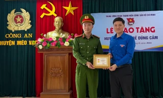 Trao Huy hiệu Tuổi trẻ dũng cảm cho thượng úy công an cứu người giữa dòng nước lũ