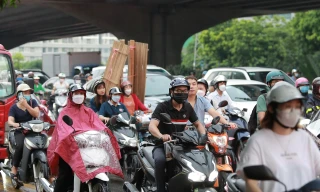 Người dân Hà Nội chật vật về nhà sau cơn mưa chiều tầm tã 