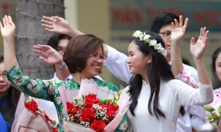 Xúc động hình ảnh thầy trò rưng rưng trong lễ trưởng thành