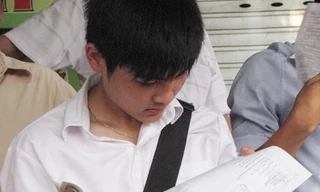 Thí sinh sau giờ thi môn Vật lý tại hội đồng thi ĐH Xây dựng