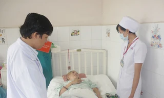 Chị Phương đã tỉnh táo sau 3 cuộc phẫu thuật và đang tập vật lý trị liệu Ảnh: L.N