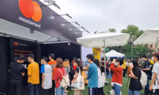 Sinh viên hào hứng xếp hàng check in nhận quà tại Sóng Festival