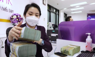 Lãi suất ngân hàng cao, người dân đi gửi tiền tăng vọt 