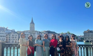 Đoàn khách Việt Nam đi du lịch Châu Âu tháng 5/2022.