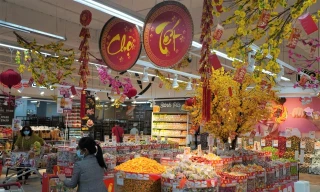 Nhiều mặt hàng tết đã lên kệ sẵn phục vụ Tết Nguyên đán 2022.