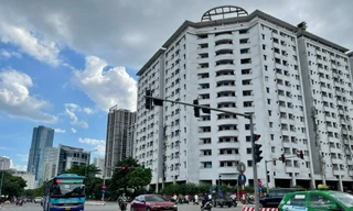 Thanh khoản bất động sản thấp kỷ lục, giá vẫn chót vót