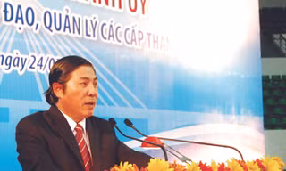 Bí thư Thành ủy Đà Nẵng Nguyễn Bá Thanh tại cuộc đối thoại. Ảnh: Nam Cường