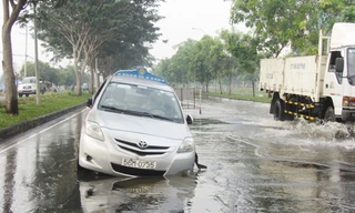 Taxi sụp ổ gà 'khủng', tài xế may mắn thoát chết