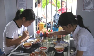 Tổ chức bữa ăn miễn phí cho thí sinh dự