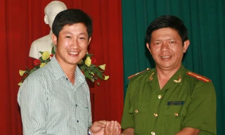 Nhặt được gần 100 triệu đồng, bé trai trả cho du khách