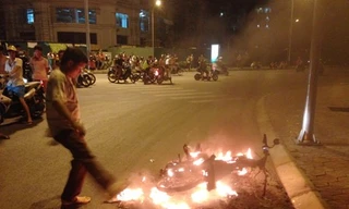 Ngọn lửa thiêu rụi chiếc xe.