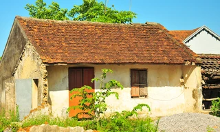 Cám cảnh căn nhà thủ lĩnh Truông Bồn. Ảnh: Quang Long