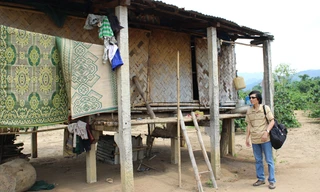 Ngôi nhà sàn rách nát của Hồ Văn Thành ở Nguồn Rào