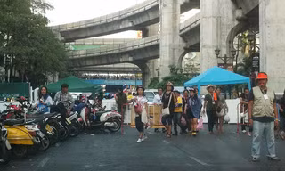 Người biểu tình chặn đại lộ Ratchadamri ở Bangkok. Ảnh : SÁU NGHỆ