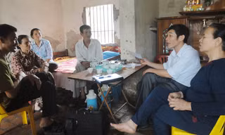 (Từ phải sang) Trưởng công an xã Nguyễn Văn Luỹ (thứ 2) trao đổi công việc với ông Nguyễn Đình Dầu (thứ 3) và gia đình. Ảnh: K.N 